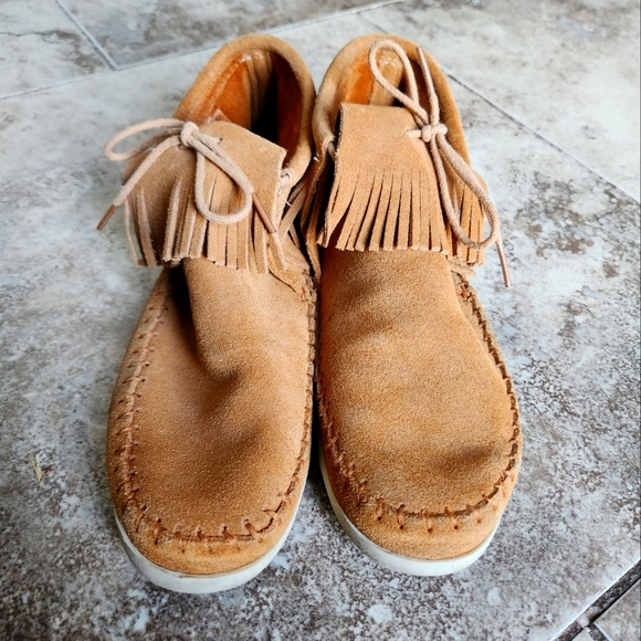 Minnetonka shoes - Picture 1 of 5